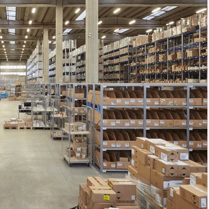 Logistikzentrum von Laura Kiona – Regale und versandfertige Kartons